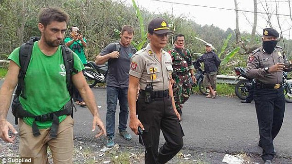 胆真肥！澳洲游客冒死攀爬巴厘岛火山 2人遭印尼警方逮捕（图） - 4