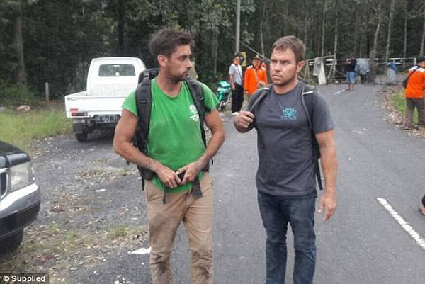 胆真肥！澳洲游客冒死攀爬巴厘岛火山 2人遭印尼警方逮捕（图） - 8