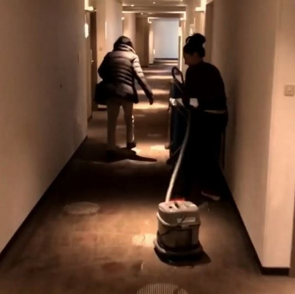 好心情！张柏芝在酒店无聊扮服务员打扫卫生，全程有说有笑乐开花（组图） - 2
