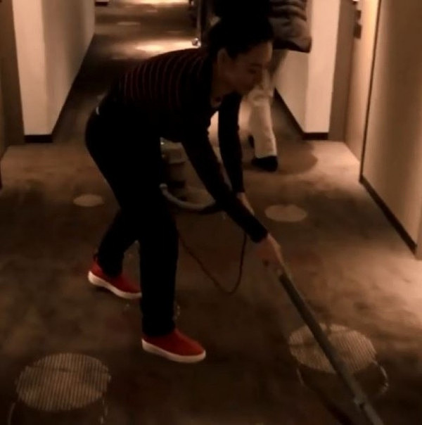 好心情！张柏芝在酒店无聊扮服务员打扫卫生，全程有说有笑乐开花（组图） - 1