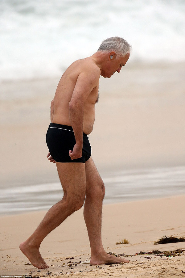 “宝刀未老”！时隔7年澳总理谭保游泳再次被拍！澳媒盛赞其身材！然而亮点却在他的泳裤...(组图) - 3