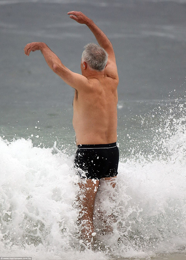 “宝刀未老”！时隔7年澳总理谭保游泳再次被拍！澳媒盛赞其身材！然而亮点却在他的泳裤...(组图) - 1