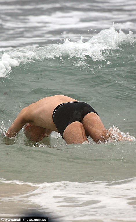 “宝刀未老”！时隔7年澳总理谭保游泳再次被拍！澳媒盛赞其身材！然而亮点却在他的泳裤...(组图) - 7