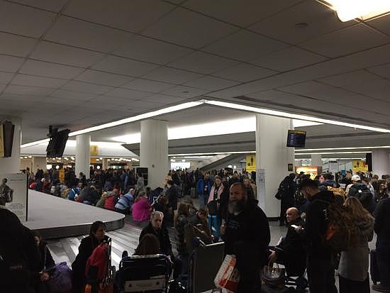 肯尼迪机场遇暴雪袭击 乘客被迫长时间地面等待