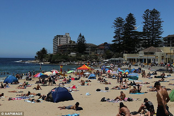 47D5B10200000578-5242985-Sydney_s_beaches_are_packed_with_people_soaking_up_the_sun_as_ot-a-18_1515298001570.jpg,0