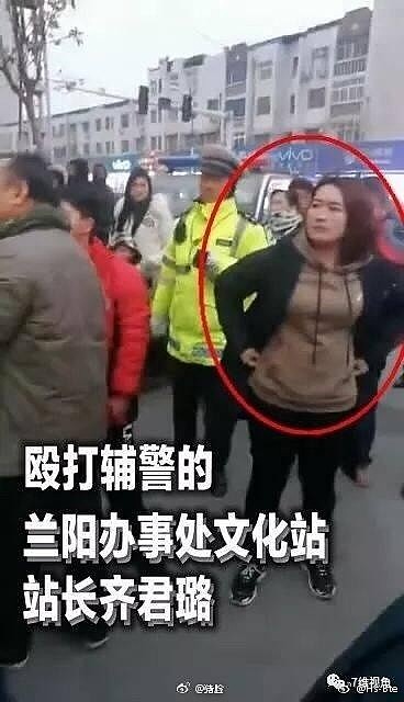 女司机对辅警执法不满 叫人来围殴并踢伤其下体（组图） - 7