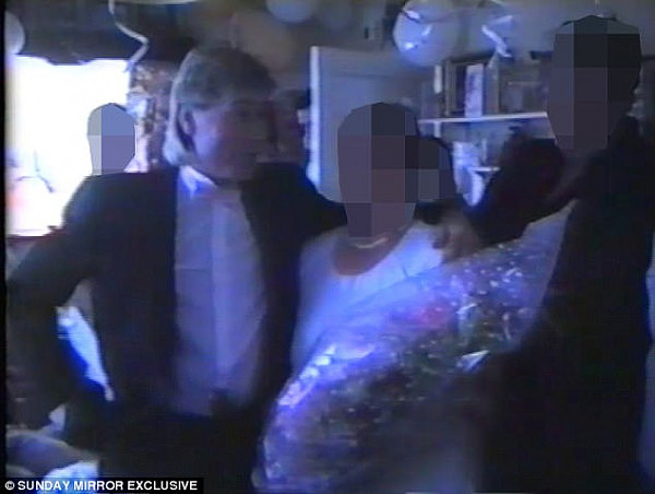 英国最“臭”色情狂将出狱引骚动：曾是AV男优，下药200女乘客，公开非礼新娘影片曝光 - 1