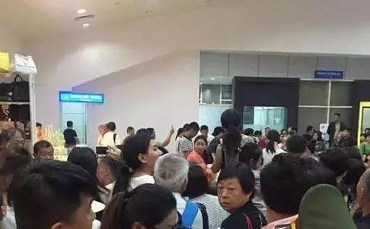 辛酸！华人回国过新年，在机场竟遭工作人员“洗劫”！边检“小费”，到底给不给？