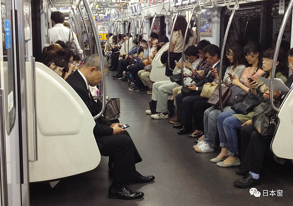 中国人在日本地铁大声吵闹，还扇了日本人一巴掌？（组图） - 1