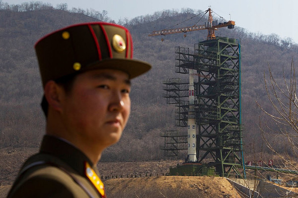 2012年4月，在金正恩正式掌权后数日，外国记者被邀请赴朝鲜见证火箭发射。