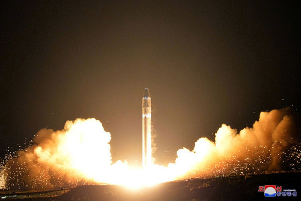 11月，朝鲜试射“火星-15”导弹，这枚导弹性能提升显着，可能危及全美。