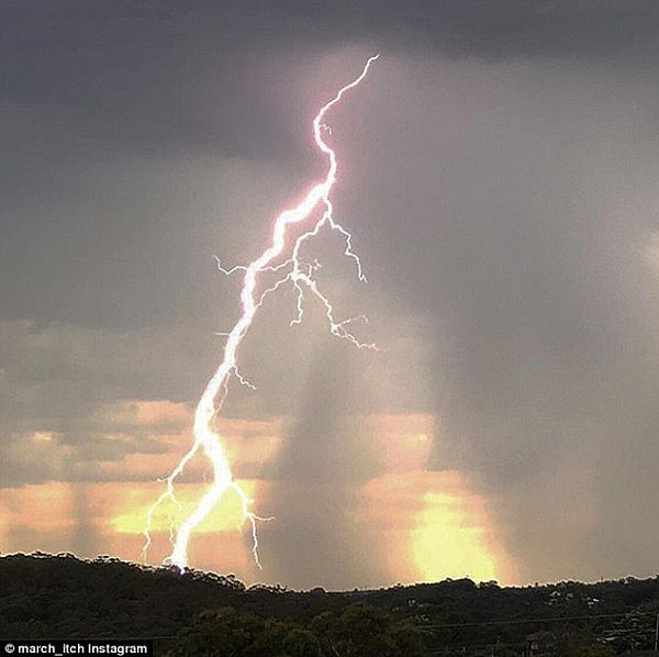 47E9D16100000578-5249697-A_powerful_thunderstorm_rolled_over_Sydney_on_Tuesday_morning_br-a-43_1515493385541.jpg,0