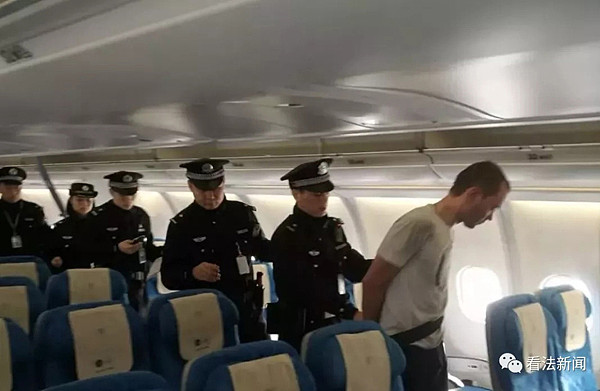 外籍旅客南航班机上吸烟醉酒、肆意暴露下体小便（组图） - 1