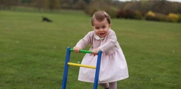 英国夏洛特小公主第一天去幼儿园，神似女王，学费2万镑