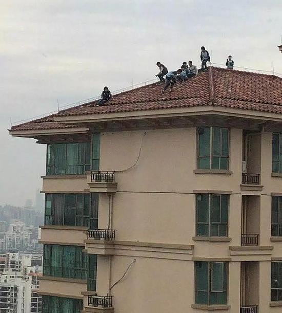 8名小学生竟在34层楼顶嬉闹玩耍！看得腿软