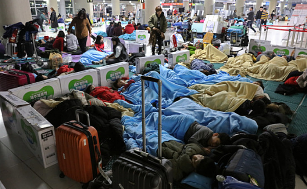 韩国济州遭暴雪袭击 2500名游客机场打地铺（组图） - 2