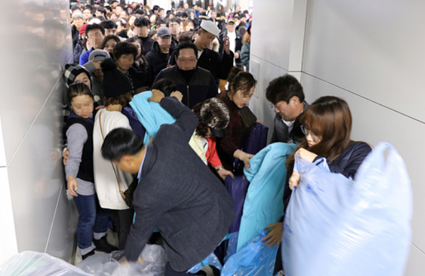 韩国济州遭暴雪袭击 2500名游客机场打地铺（组图） - 3