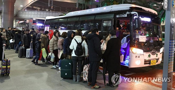 韩国济州遭暴雪袭击 2500名游客机场打地铺（组图） - 4