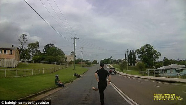 惊！澳女回家途中撞见“恐怖车祸” 男子瘫坐路旁 马路上竟有半条腿！但真相却是...（视频） - 5