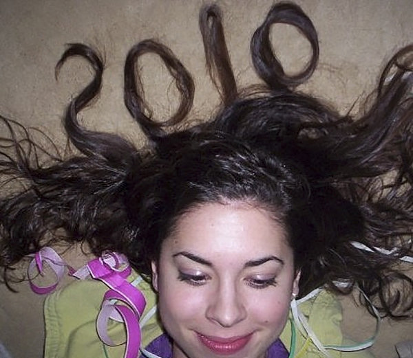 美国一女子连续十年用头发摆成数字迎新年 不老容貌引关注（组图） - 3