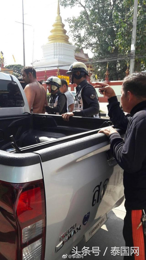 泰国清迈府外籍男子就医途中发狂，逃下救护车持刀自残