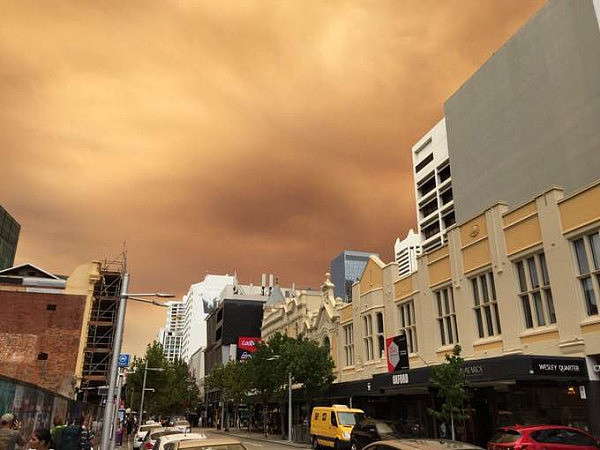 恐怖！澳洲山火景象如同末日降临 黄色浓烟遮天蔽日 民众惊呼：火山喷发了（组图） - 4
