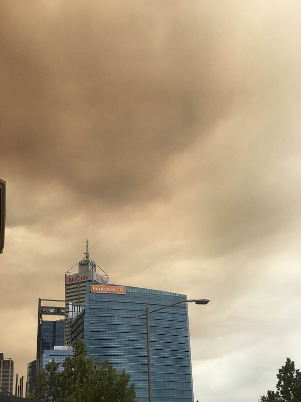 恐怖！澳洲山火景象如同末日降临 黄色浓烟遮天蔽日 民众惊呼：火山喷发了（组图） - 8