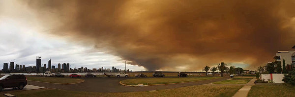 恐怖！澳洲山火景象如同末日降临 黄色浓烟遮天蔽日 民众惊呼：火山喷发了（组图） - 7
