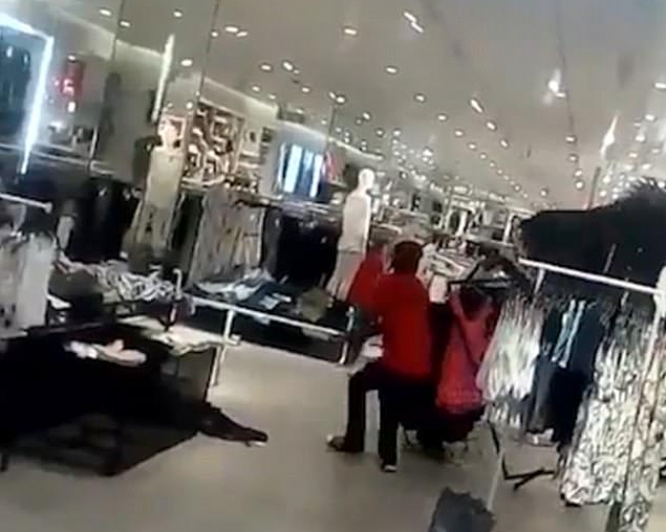 童装设计涉嫌种族歧视引起公愤 H&M南非分店几乎全被砸光  - 3