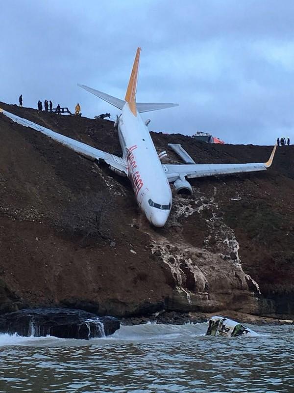 惊险！土耳其客机滑出跑道险坠悬崖 162人逃过一劫