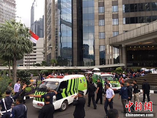 印尼首都一证券交易所发生坍塌 十余名伤者被抬出 - 3