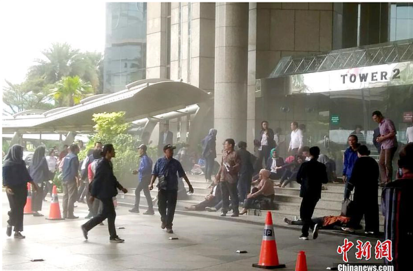 印尼首都一证券交易所发生坍塌 十余名伤者被抬出 - 2