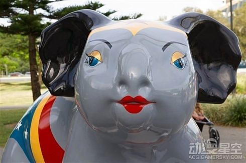 亮瞎眼！澳洲惊现“美少女战士”款考拉雕塑 造型实在太魔性！（图） - 3