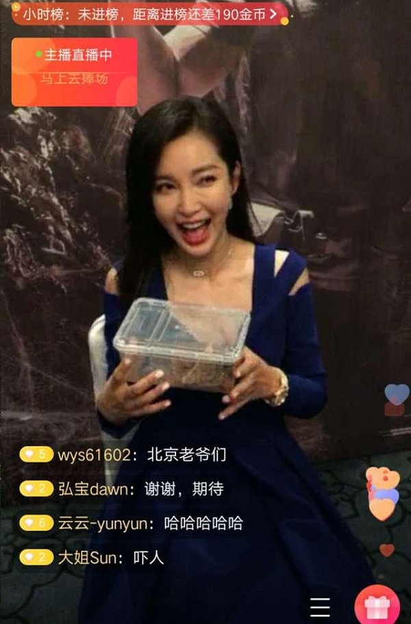 李冰冰直播竟大玩蜘蛛，但脸很僵嘴也张不开了！