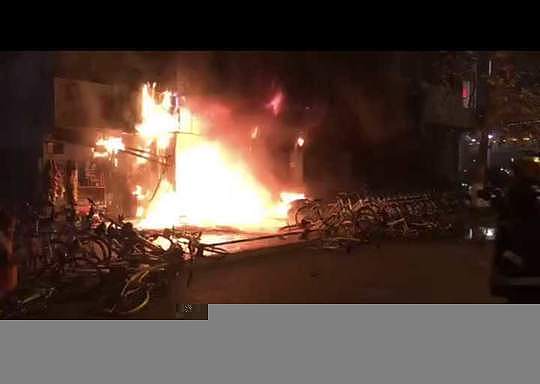 绵阳科委立交桥下一店铺发生火灾  无人员伤亡