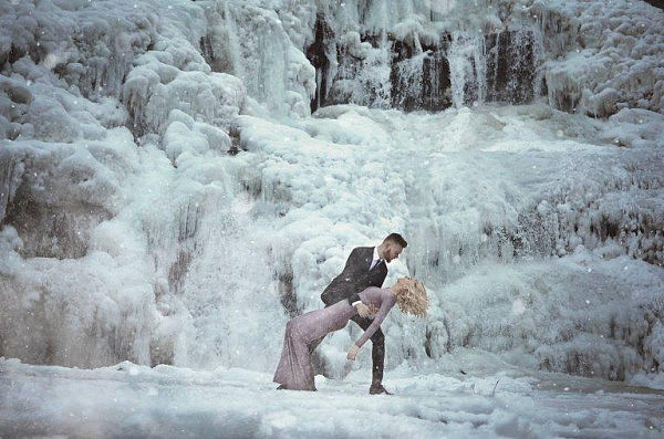 一对外国情侣在冰瀑前拍摄“冻人”订婚照，美得令人窒息（组图） - 1