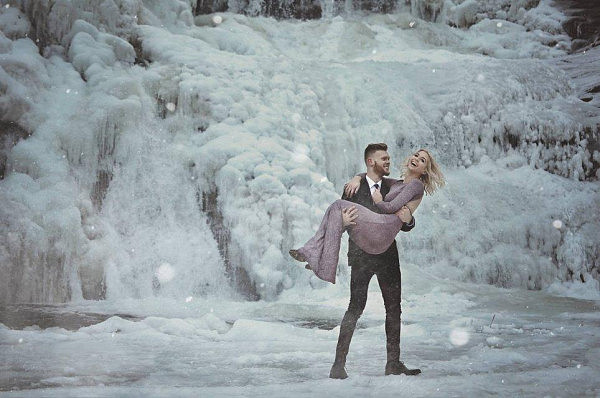 一对外国情侣在冰瀑前拍摄“冻人”订婚照，美得令人窒息（组图） - 4