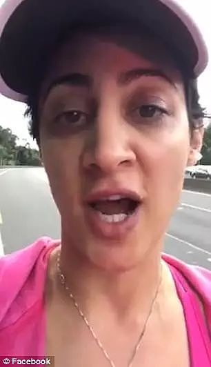 澳洲一女司机在高速上被扣下了驾照，知道原因后拍视频怒怼澳洲交警，然而几分钟后，网友的反应却让妹子大吃一惊。 - 12