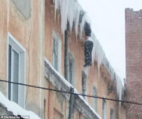 俄罗斯著名高空作业者悬挂大楼房檐变成人肉冰柱 警方排除自杀 - 1