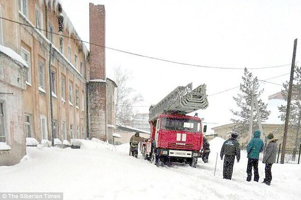 俄罗斯著名高空作业者悬挂大楼房檐变成人肉冰柱 警方排除自杀 - 3