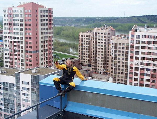 俄罗斯著名高空作业者悬挂大楼房檐变成人肉冰柱 警方排除自杀 - 4