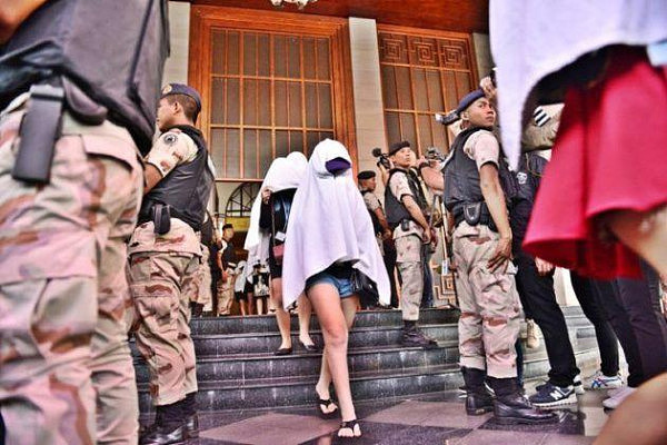 泰军警突击曼谷按摩院 救出上百被逼卖淫女子 至少20官员警察受贿