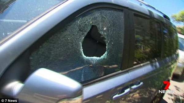 悉尼最不靠谱爸爸！3岁儿子被锁车内3小时，多亏警察砸窗救人！ - 1