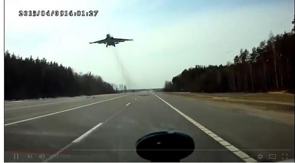 起开，我要降落：俄罗斯军演练公路起降战斗机（组图） - 1