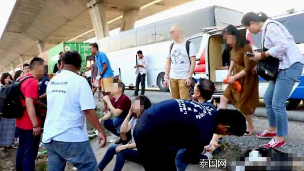 17名中国游客在泰国出车祸 司机趁乱逃走（图） - 3