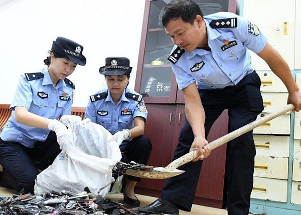 台湾警察制服撞衫大陆公安 台网友调侃:提前统一？ - 2