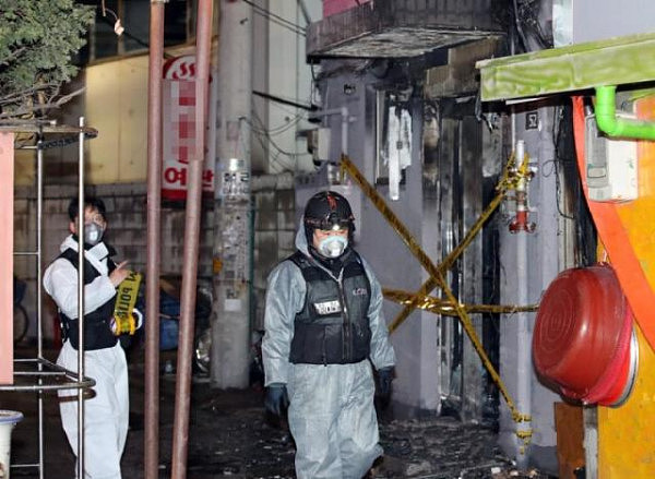 韩国首尔一男子凌晨放火烧旅馆，已致6死5伤 - 2