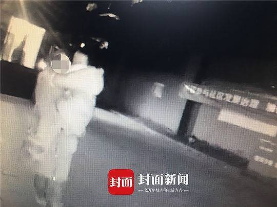 4岁男孩和姐姐怄气夜晚街头“暴走” 走丢后母亲哭着报警