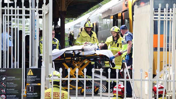 更新！目击者：“整个车厢都是血！”悉尼今晨火车失事！猛撞缓冲器致脱轨！至少16名乘客受伤（视频） - 31