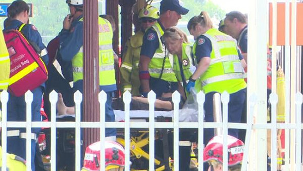 更新！目击者：“整个车厢都是血！”悉尼今晨火车失事！猛撞缓冲器致脱轨！至少16名乘客受伤（视频） - 37